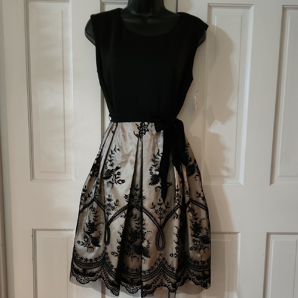 Elegant Black & Cream Floral Dress - Womens Size: 8 - Lace Overlay